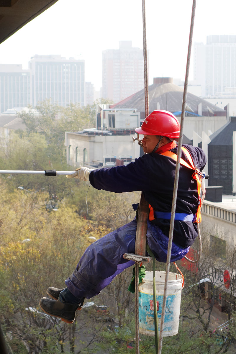 、多选触电的方式有 ‏A 跨步电压触电B 单相触电 C 三相触电 D两相触电 d为什么不是