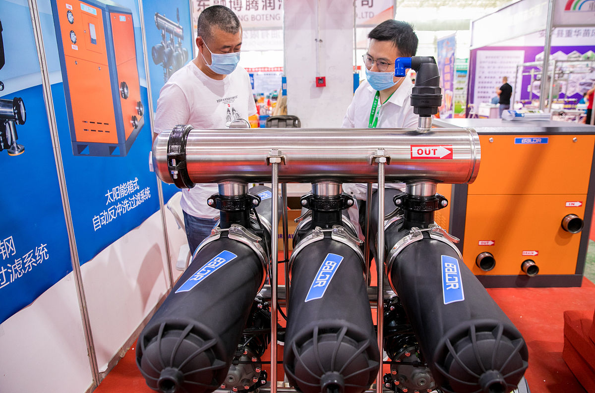 P型MOS管中绝缘氧化层的存在为何还会出现电子反型层？