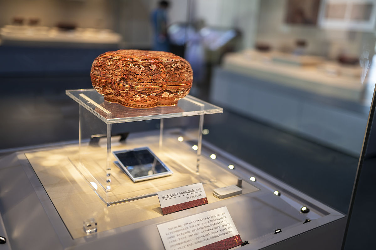 2021年9月4日,杭州,浙江博物馆"重华绮芳"宋元明清漆器艺术陈列展吸引
