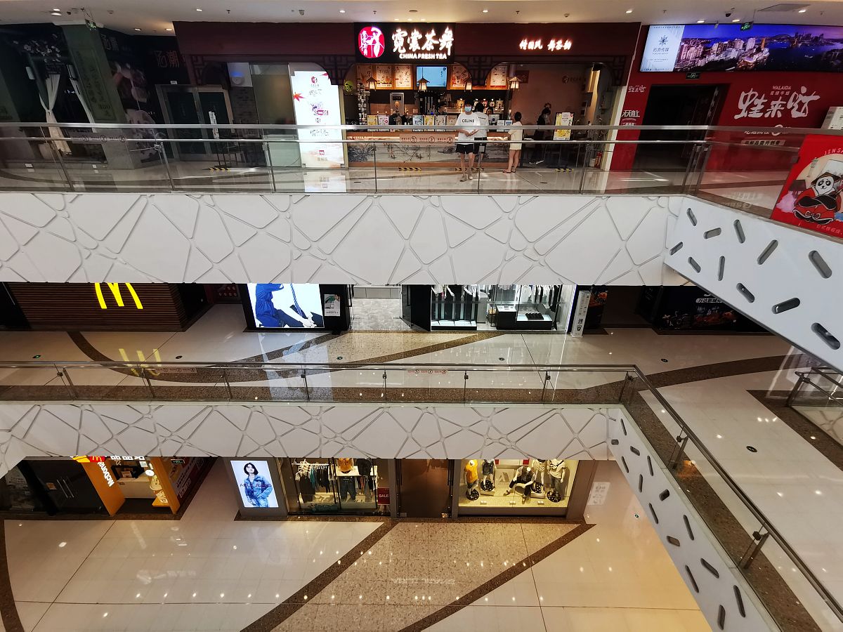 2021年6月17日,受疫情影响,广州市白云区禁止堂食,万达广场人流减少.