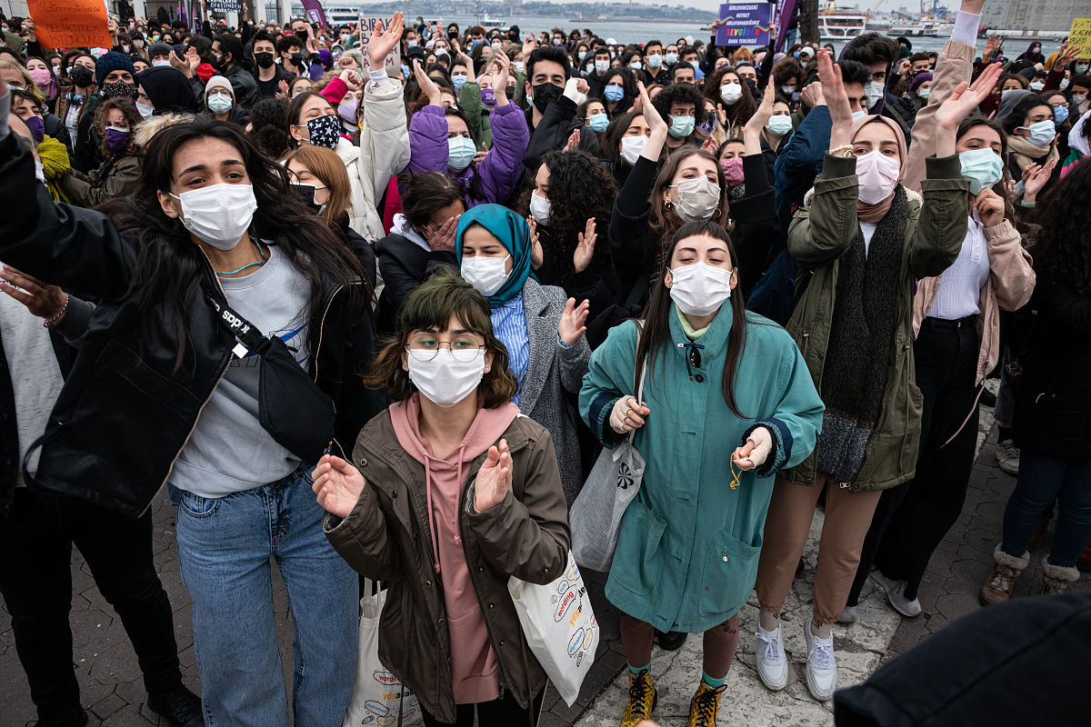 当地时间2021年3月20日,土耳其第一大城伊斯坦布尔,大批妇女走上街头,