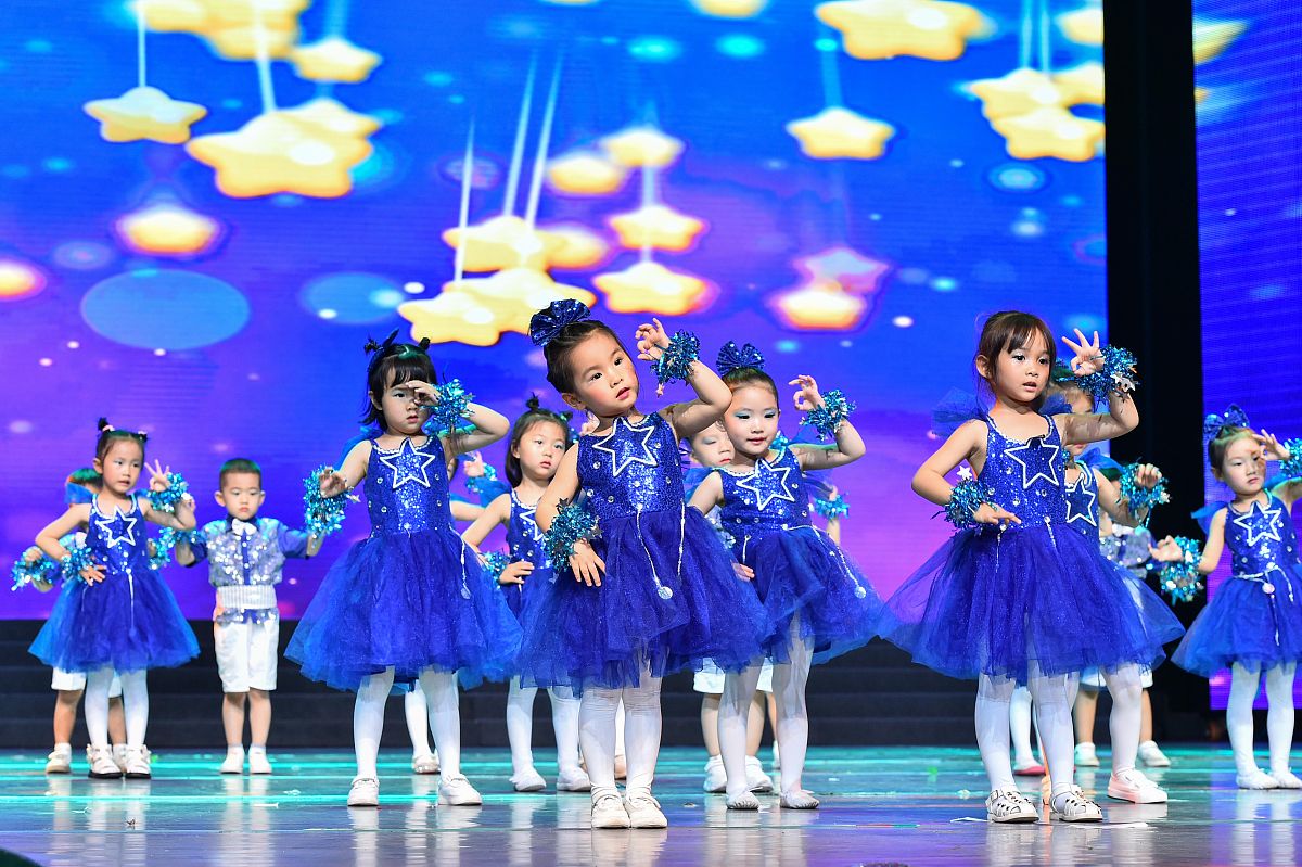 请写一个六一儿童节表演介绍民乐团的串词分两个主持人民乐团有四个乐器组四个组音乐是连着的不会有停顿相当于是民乐串烧的主持词。分别是葫芦丝吹奏《金孔雀》中阮和竹笛演奏《吐鲁番的葡萄熟了》二胡齐奏《桥边姑娘》琵琶和古筝表演《琵琶行》如：A：你知道中国民族乐器有哪些吗？我们东辰一小就有一个专门的民乐团呢B：我知道一些比如有有二胡古筝琵琶A：还有竹笛和小阮、中阮、葫芦丝等乐器这些乐器各具特色可以演绎很多不一