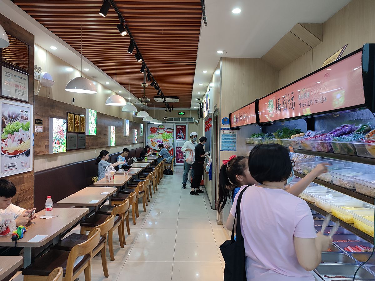 阿椒阿俏新闻搞 冒菜不仅具有浓郁的香味和口味特色而且还能提供独特的健康饮食体验。因此越来越多的消费者选择冒菜作为自己用餐的首选。冒菜店的规模通常不大采用标准化带店模式无需大厨出餐快性价比高等特点正是因为这些特点使得冒菜成为了餐饮新风口。冒菜能够为顾客提供更加多样化的美食选择并且由于其制作简单易操作让人更容易上手；其次相比传统中式菜肴冒菜显得更为时尚、潮流可以更好地吸引年轻一代消费群。目前为止虽