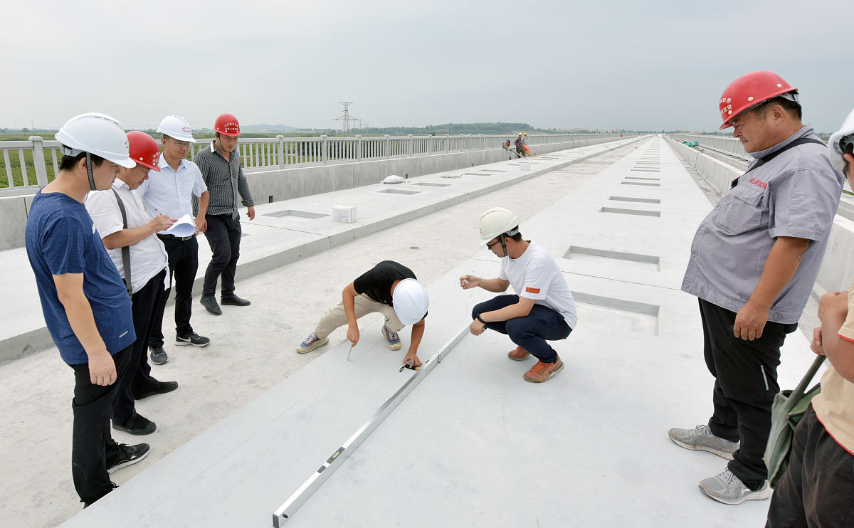 改进所提供文本的拼写、语法、清晰、简洁和整体可读性同时分解长句减少重复并进行扩写：高速公路竣工阶段开展检查 对产品进行详细的检查和测试以确保产品符合要求和标准。这可能包括使用各种测试工具和技术来检查质量、功能、性能和耐久性等方面。