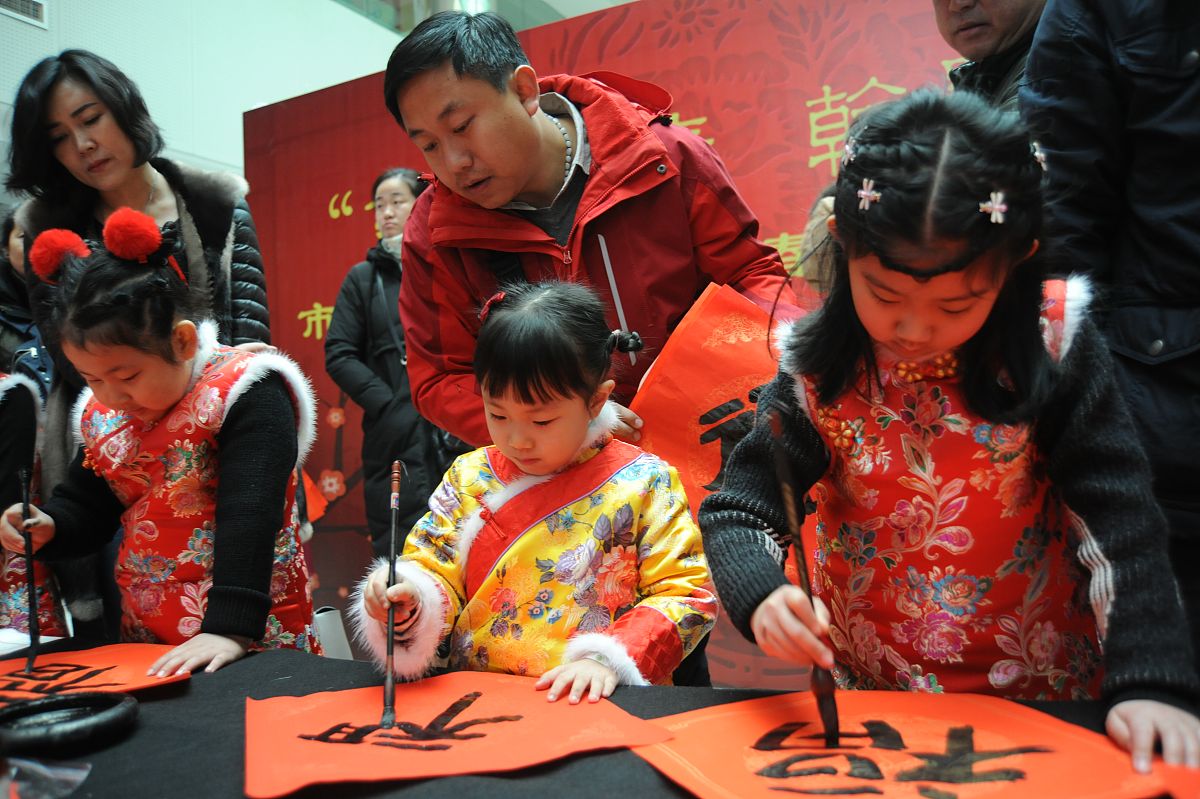2018年2月3日, 山东烟台,小小书法家在"金犬报春翰墨飘香"活动现场书