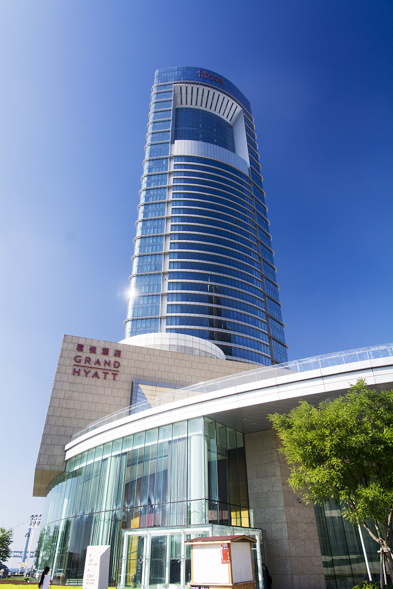 计划从北京西站到北京环球影城玩，住在两个地点之间均价300人民币的酒店比较合适