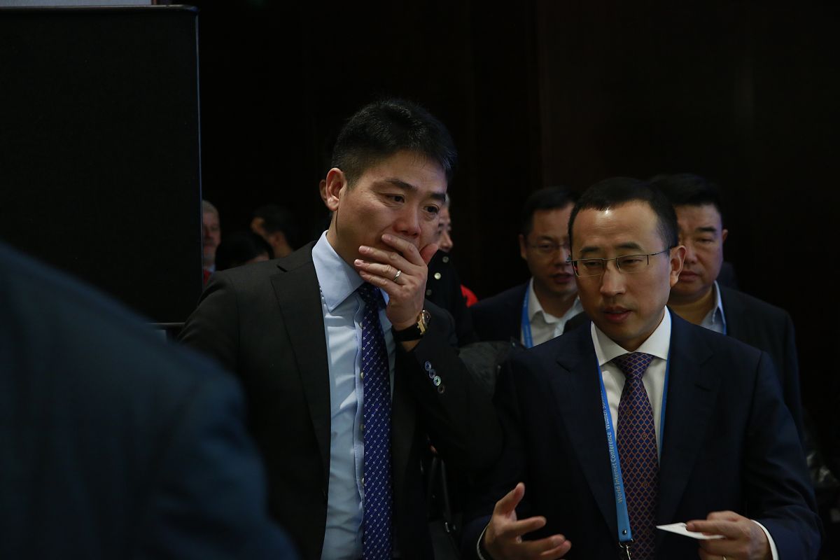 京东集团双重角色：董事长兼任CEO的利弊分析
