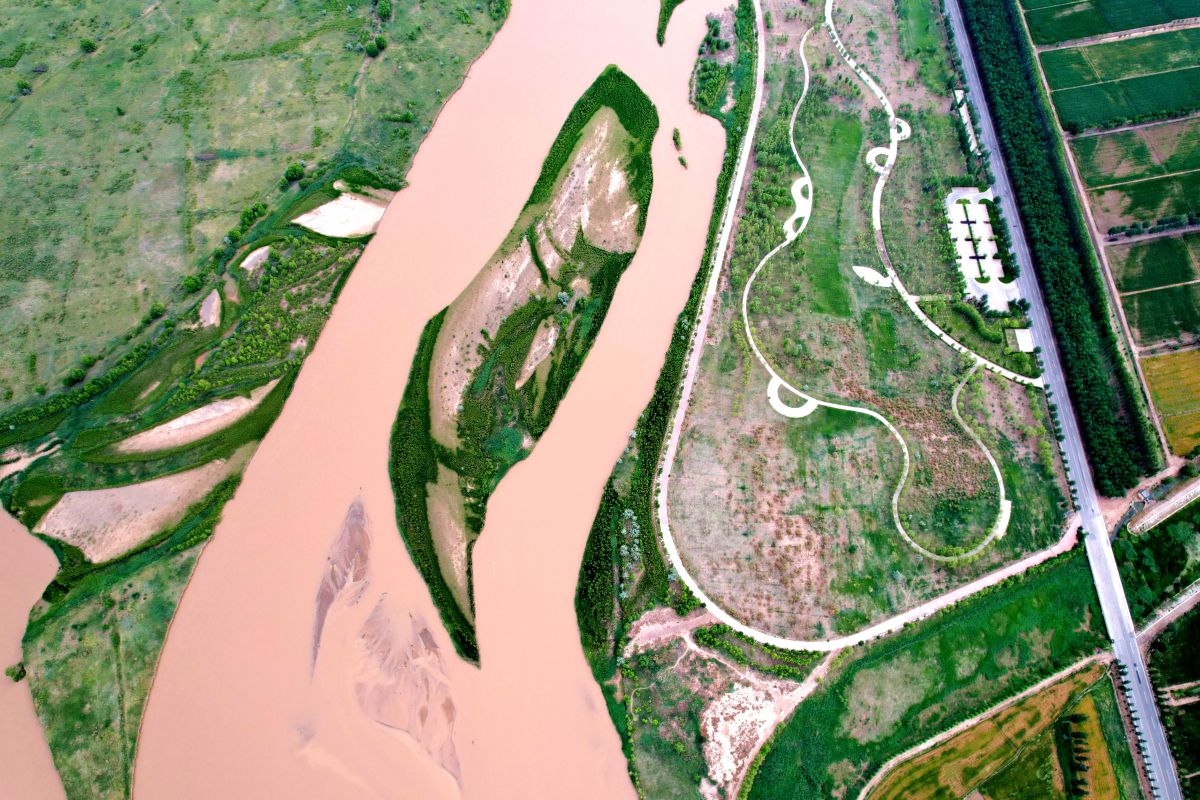 扩写：查阅相关文献全面了解了马家沟河的场地背景、历史文脉、水系状况、水文条件等分析并总结马家沟河的各项基础条件并根据总结的问题查找相关应对策略的文献总结解决场地问题的方法