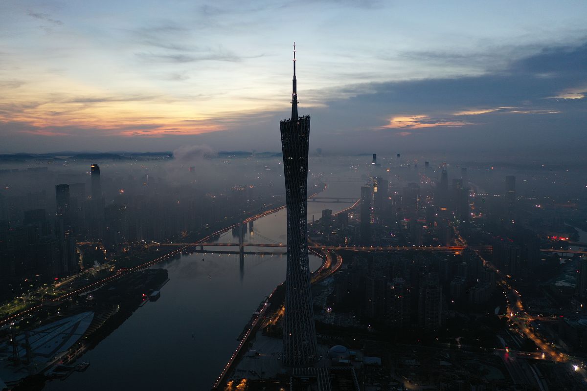 2020年9月13日,广州市区出现低空平流雾,广州塔,东西塔,白云山等高建