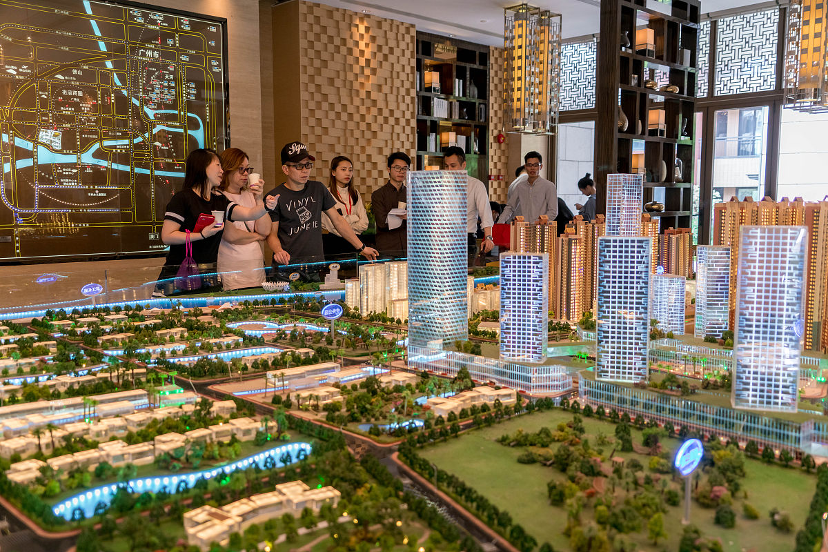 高投·铂郡项目位置处于成都市高新南区毋庸置疑位置就领先其他项目处于新川板块核心位置地铁6号线现房销售不用担心烂尾风险即买即收房平层精装交付跃层简装交付客户选择空间大想设计就买大面积图方便就买平层！周边学校蒙新小学教科院附属小学中学银都紫藤小学大大小小的幼儿园十几个教育资源丰富。三大核心产业：5G通讯、人工智能、新医学代表企业：海思科、百度、五粮液、OPPO、爱奇艺等新兴企业2超低容积率：板块容积率