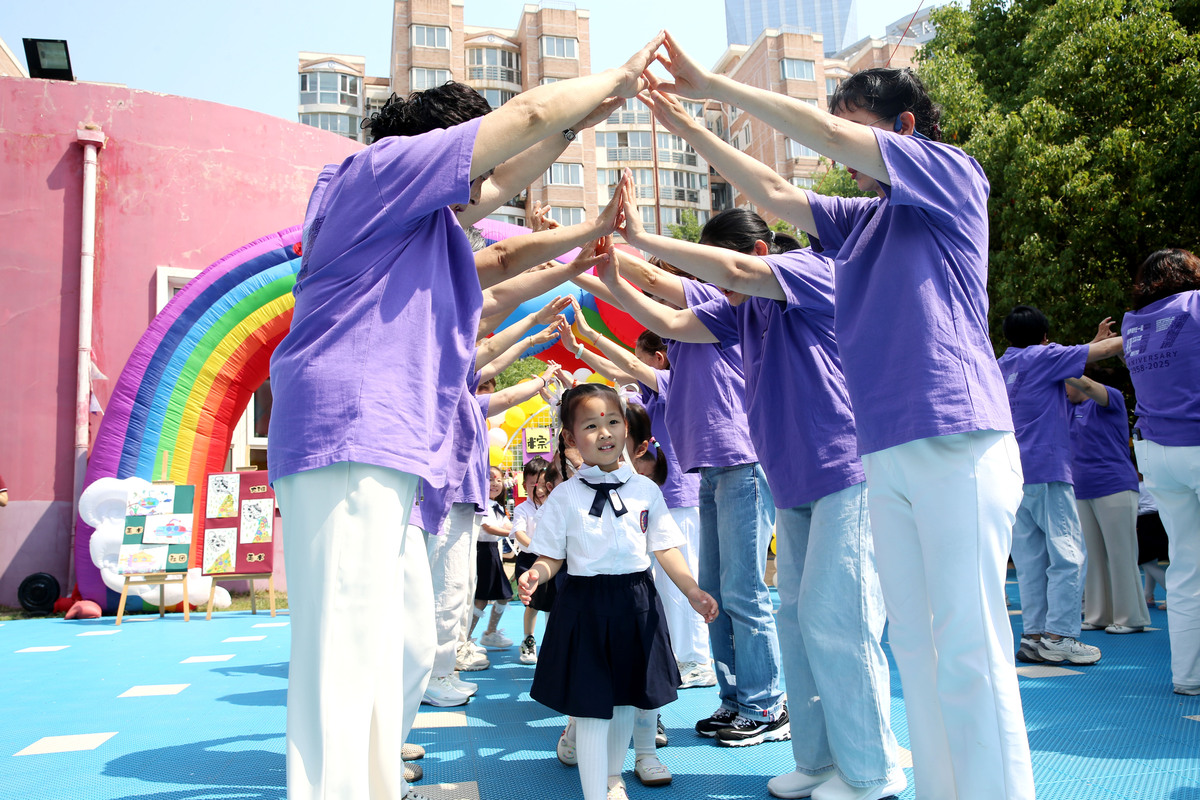 【活动背景】 在大班幼儿即将毕业离开幼儿园之际以夜宿幼儿园活动为载体通过戏水活动、中国民间艺术观影、夜宿幼儿园、颁发毕业证书等活动与同伴和老师度过难忘而有意义的一天。 一、活动目标 1、让孩子体验毕业离园时与老师、同伴的惜别之情给孩子留下美好的回忆。 2、通过戏水活动、独立过夜锻炼孩子的勇气与自信。 3、通过毕业典礼让孩子懂得感激父母的养育之恩和老师的培育之情懂得爱的反馈与回报;表达告别老师和同伴