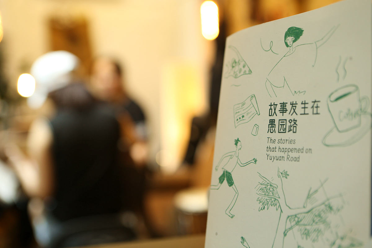 2020年7月3日,上海102岁的愚园路有一家"故事门市部",不卖任何物品,只
