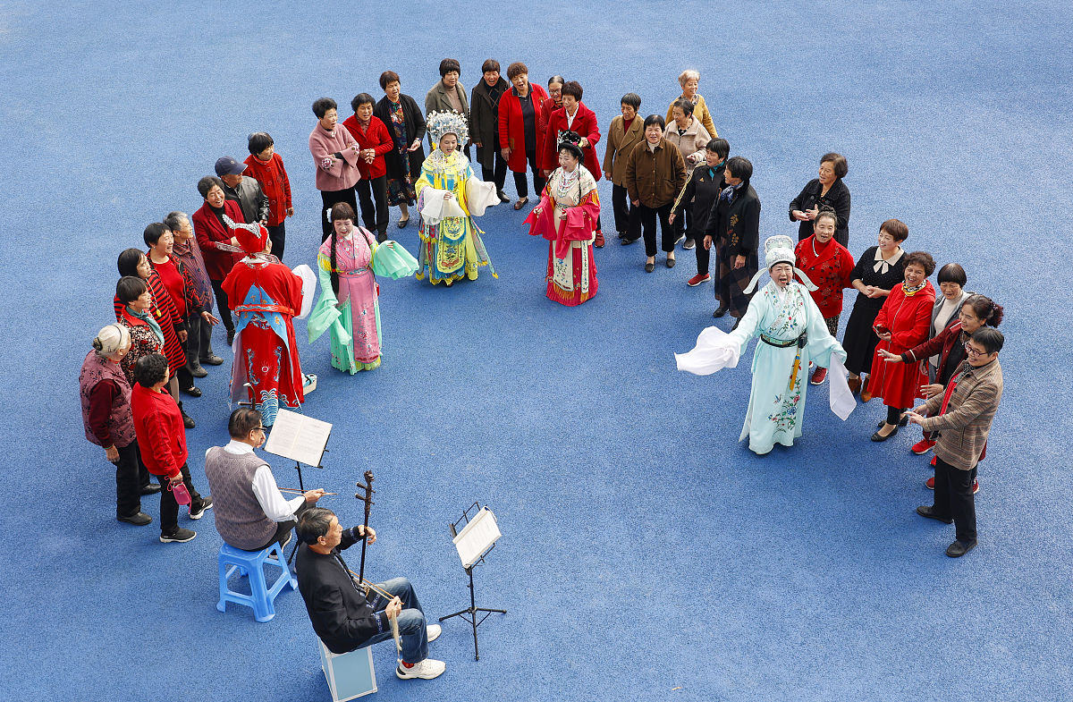 我们应该认识到文化多样性是人类社会的宝贵财富每个民族和文化都有其独特的价值和贡献。我们应该在尊重差异的基础上加强交流和合作推动文化的共同繁荣和发展。同时我们也需要加强文化教育和宣传提高公众对多元文化的认识和理解避免歧视和偏见的产生。只有通过普及文化知识和素质才能逐步消除文化隔阂和误解实现文化的交流和融合。总之文化是人类社会的重要组成部分我们应该珍视和保护每一个文化的独特性和多样性促进文化的和谐发展