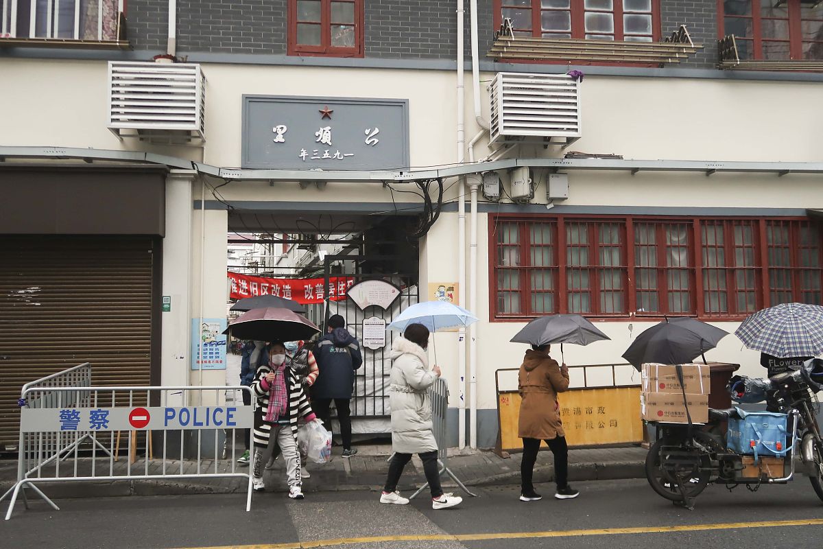 2021年2月5日,上海,昭通路解封第二天,防疫工作正常进行.居民走出小区
