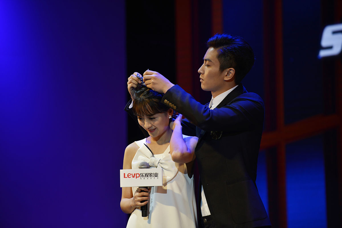 写一个拍摄洗面奶广告的镜头脚本