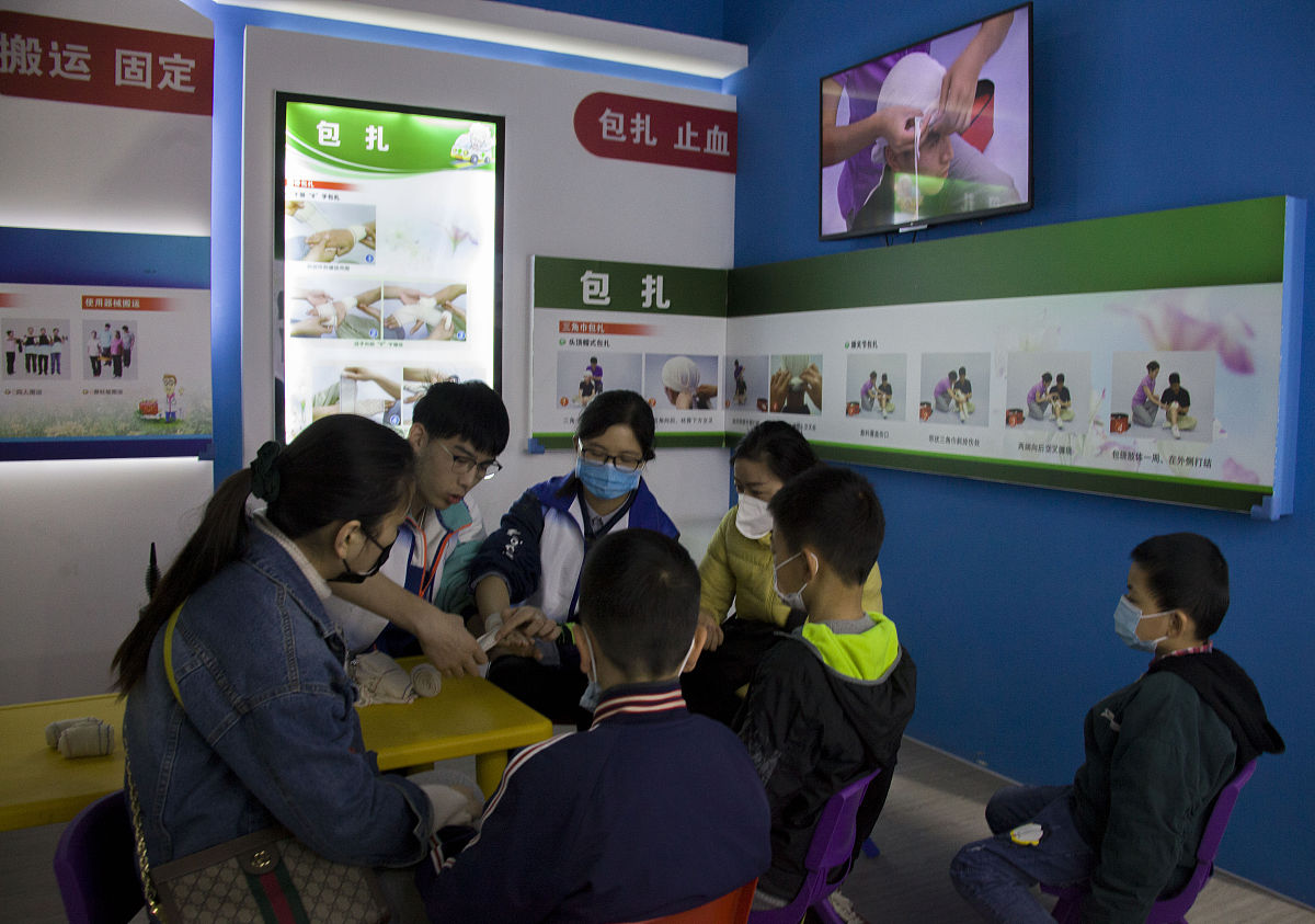 我所在的部门主要是承接志愿活动并发动学生参与主要是在科技馆维持秩序请你帮我们部门想个名字