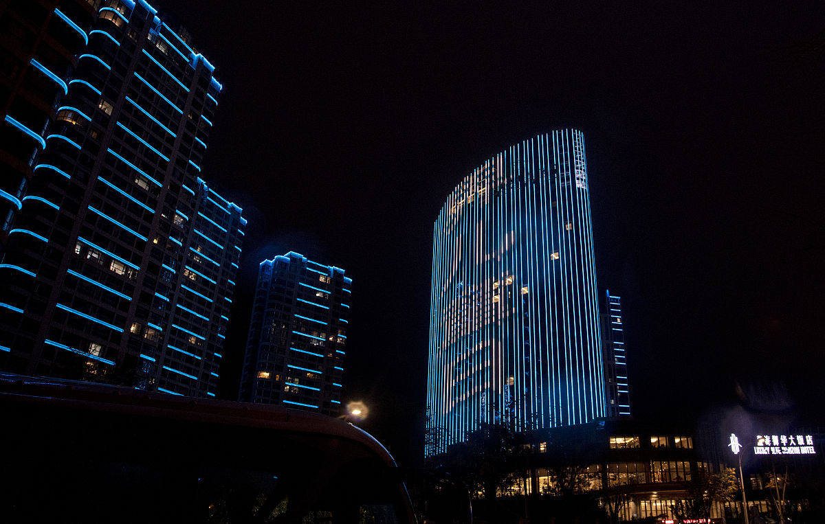 2020年11月19日,山东威海地标建筑点亮为世界儿童日活动助力.