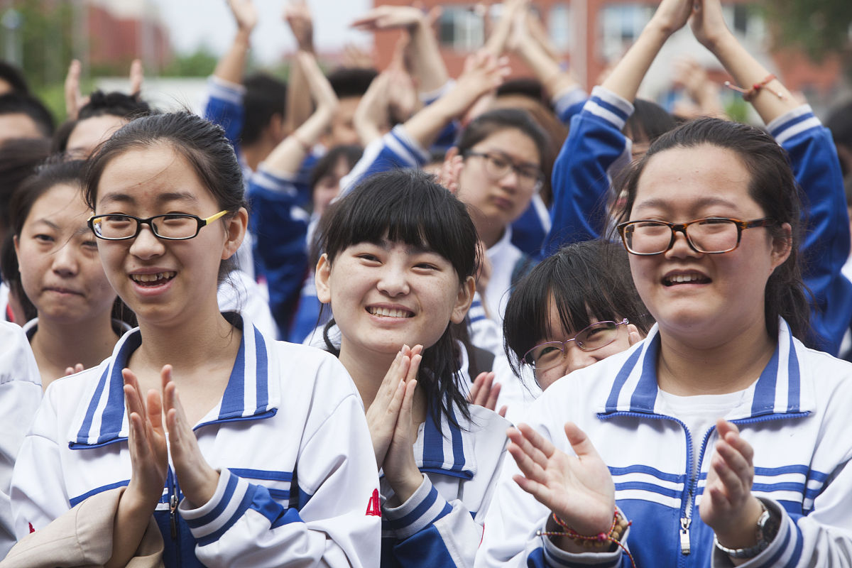 2015年6月5日,长春市第十一高中举办了毕业典礼.学弟学妹们送行