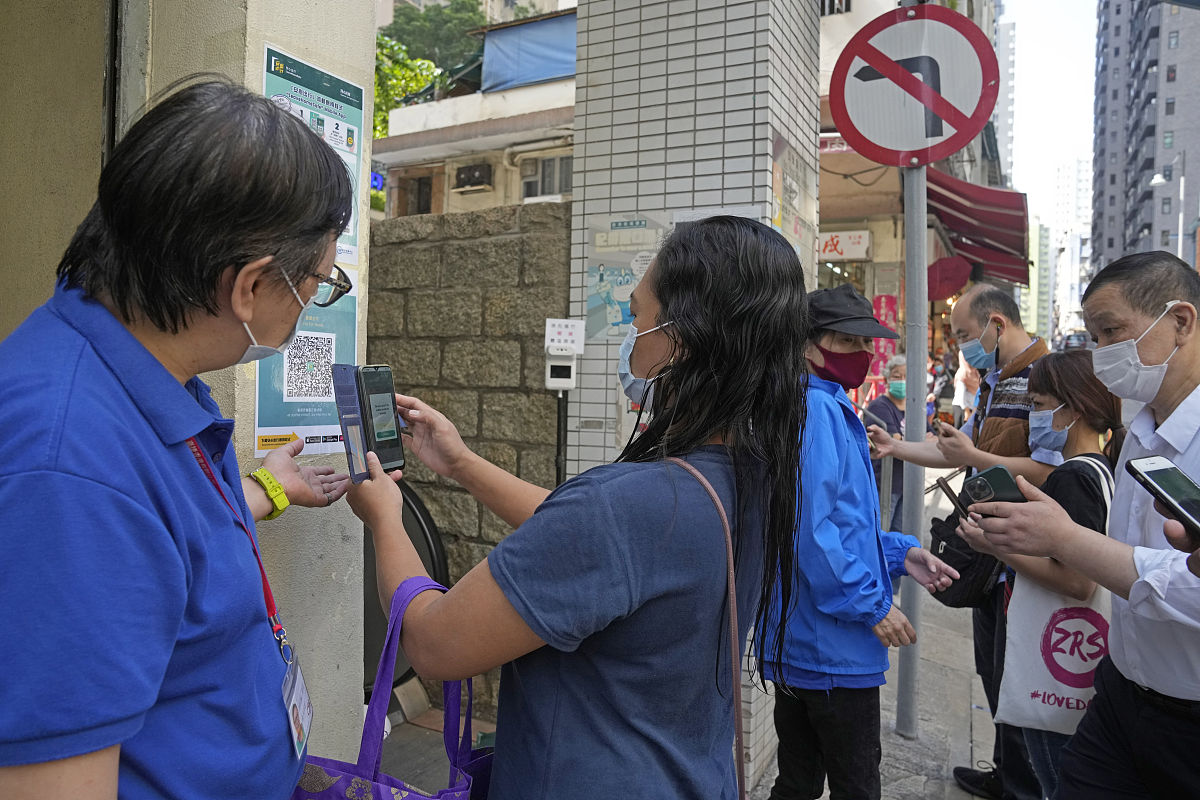 2021年11月2日,香港,市民在公共场所使用"安心出行"app记录和追踪行程