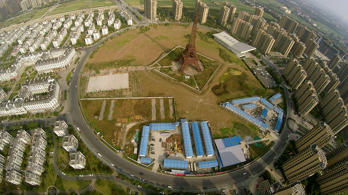 请帮我的以体育场地、金边银角地块建设可行性调查前置条件为基础的文章