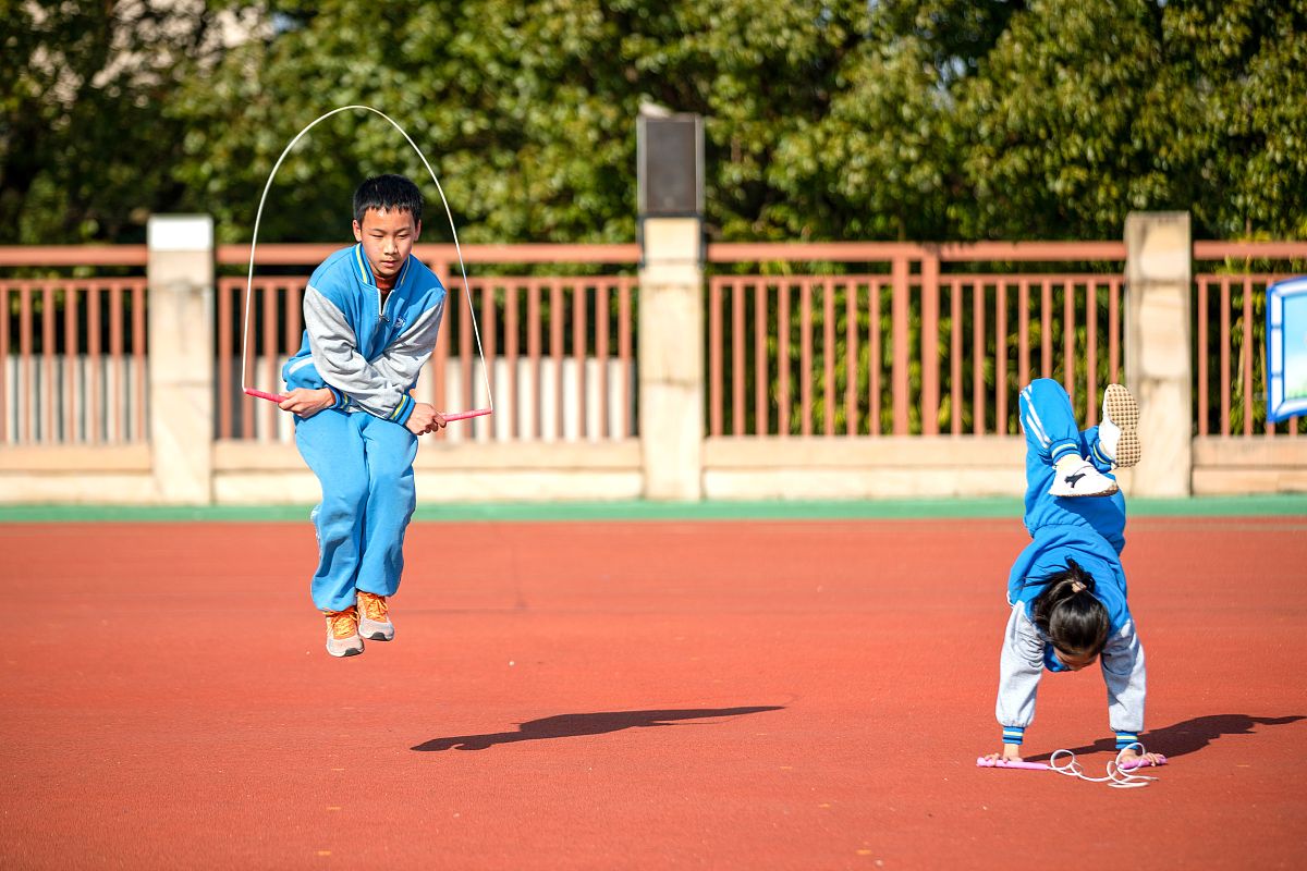 2021年12月21日,浙江省湖州市长兴县第一小学的学生们在课间练习个人