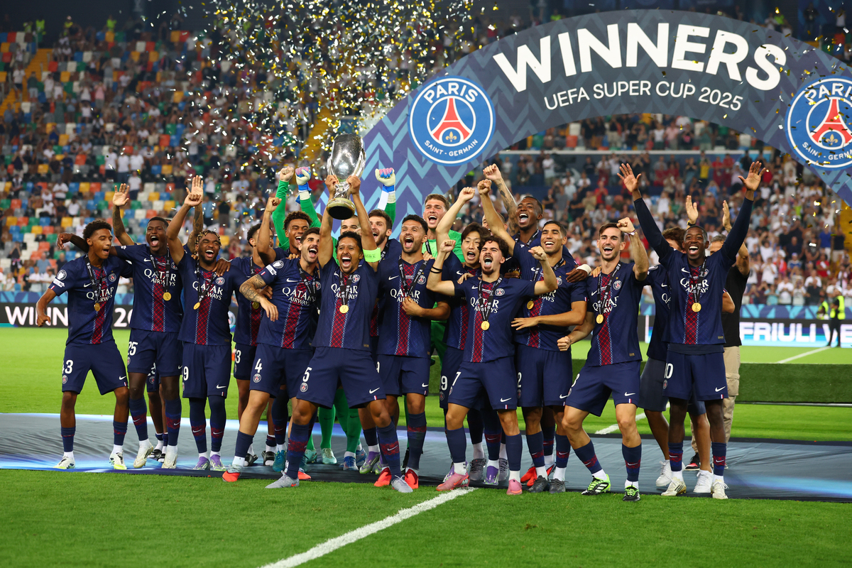 佩佩踢梅西！马德里德比爆发冲突，佩佩被罚下