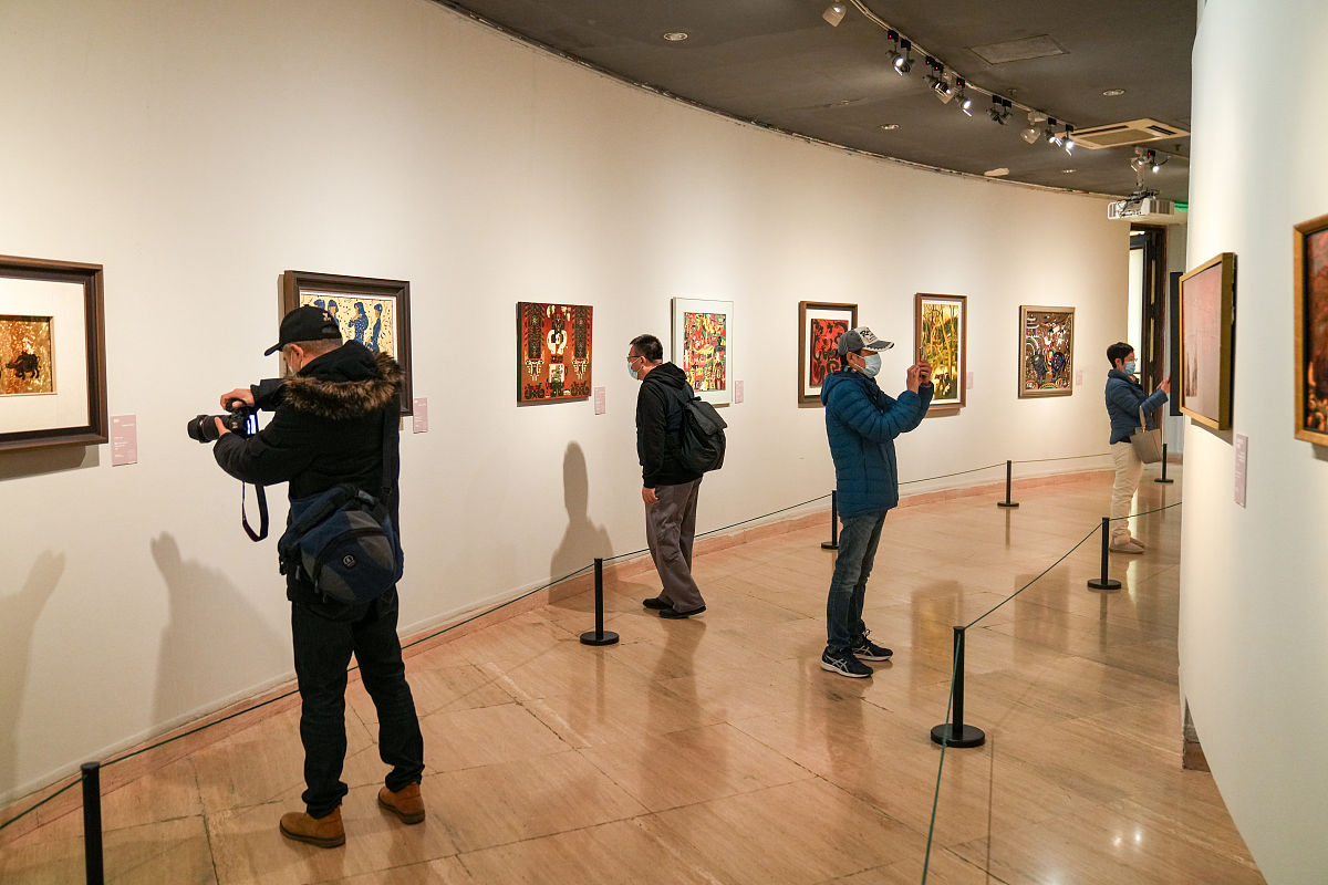 2021年12月14日,北京,观众正在中国美术馆内参观漆画展品.