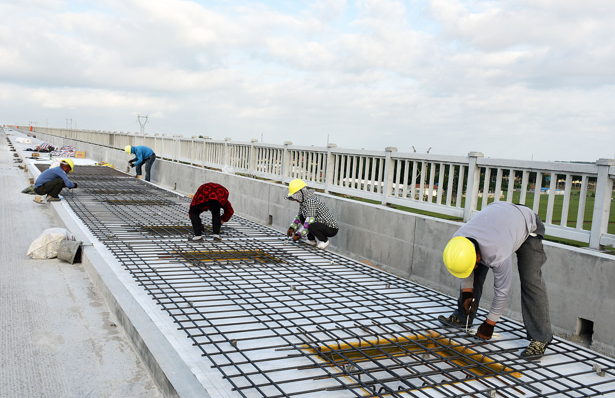 精面混凝土墙梁限制下的格构屋面施工 精面混凝土墙梁限制下的格构屋面施工