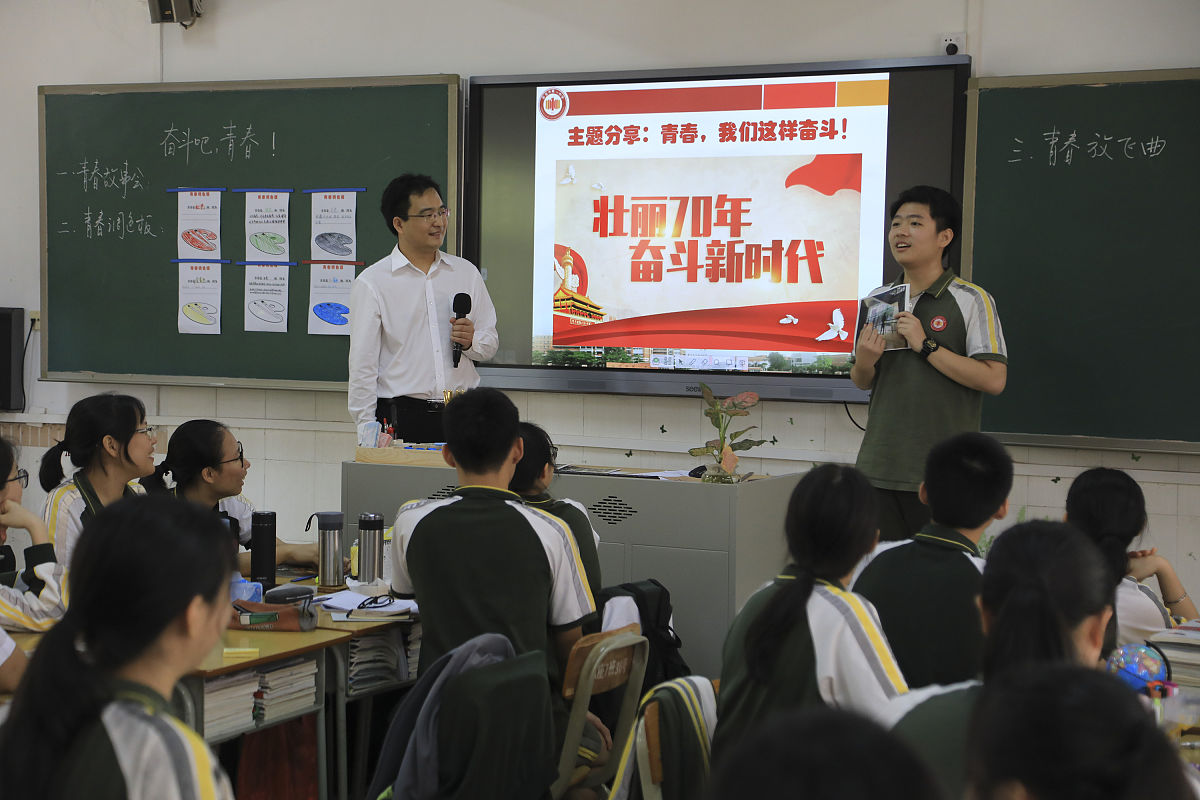 勿忘国耻，强我国防主题班会：增强学生国防意识和爱国情怀