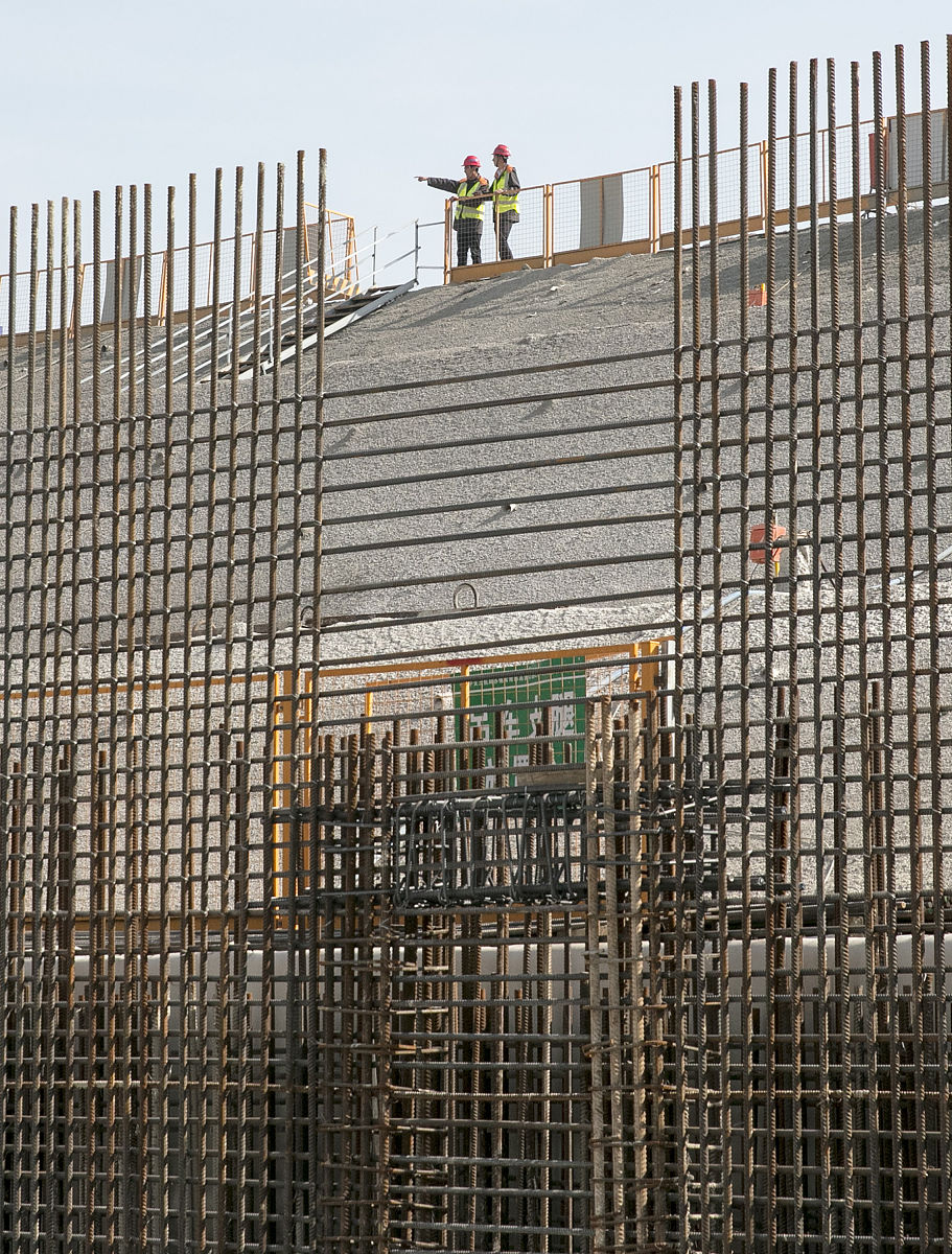 悬挑板直锚时要15倍悬挑长度的直锚吗