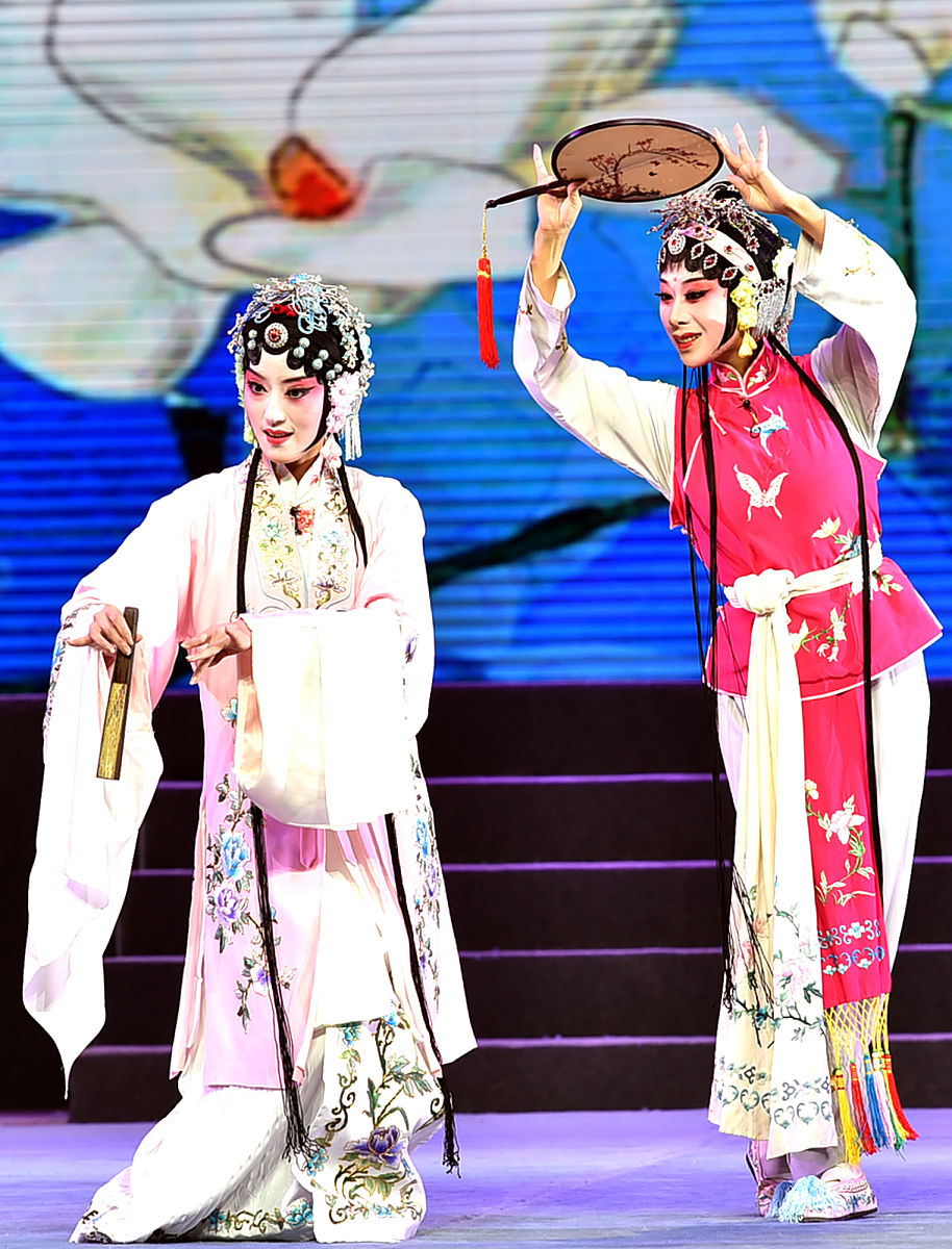 2018年1月10日晚,江苏戏剧青年演员为扬州市民送上精彩的戏剧文艺节目