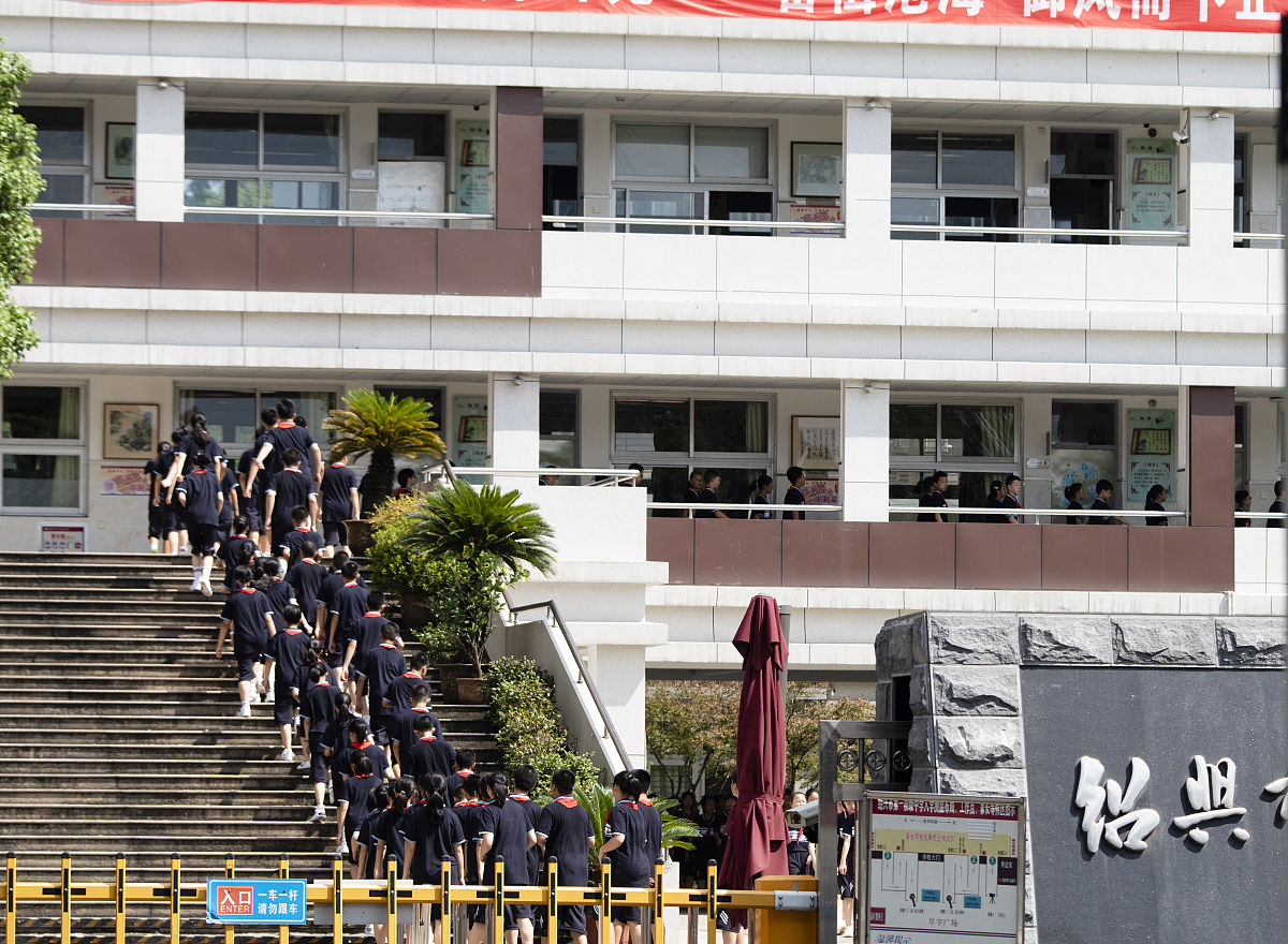2020年8月30日,浙江绍兴,绍兴一中初中部学生穿着校服进入.