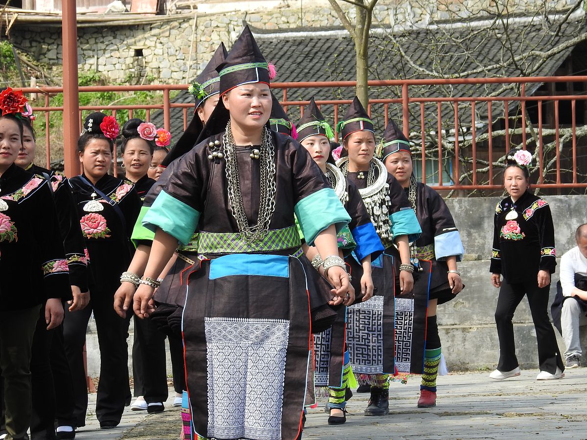2019年4月6日,在贵州黔东南榕江县两汪乡空申苗寨,苗族女同胞在茅人节