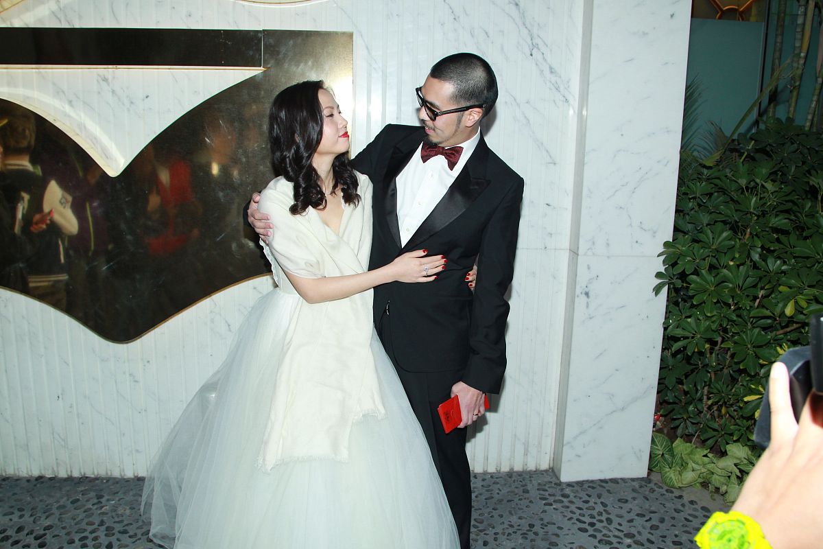 结婚 女方家里来的人 住酒店的钱应该谁出 是男孩出 还是男孩父母出