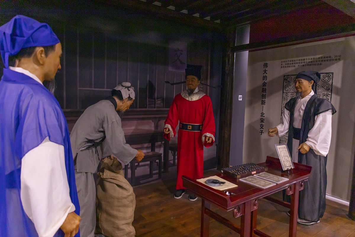 将这篇文章改写一下要求：字数类似语句要通顺优美。郑士元虽然得到赏赐却将钱财封存以示清廉。朱元璋到其家中探望时看到郑士元果然克勤克俭对其更加信任。风闻秦淮河上经常出现商人贿赂官员的花船朱元璋遂带郑士元微服私访。在临河的一家酒肆两人遇到教书先生韩宜可。韩宜可指认一条停在码头上的大船告诉朱元璋该船就很可能是条花船。朱元璋为查明实情带郑士元和一名护卫军官乘小船追上大船对船家谎称商人登上该船。岸上的韩宜可看