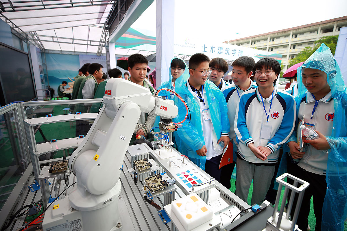 许昌人工智能学校工业机器人专业招生条件及课程设置