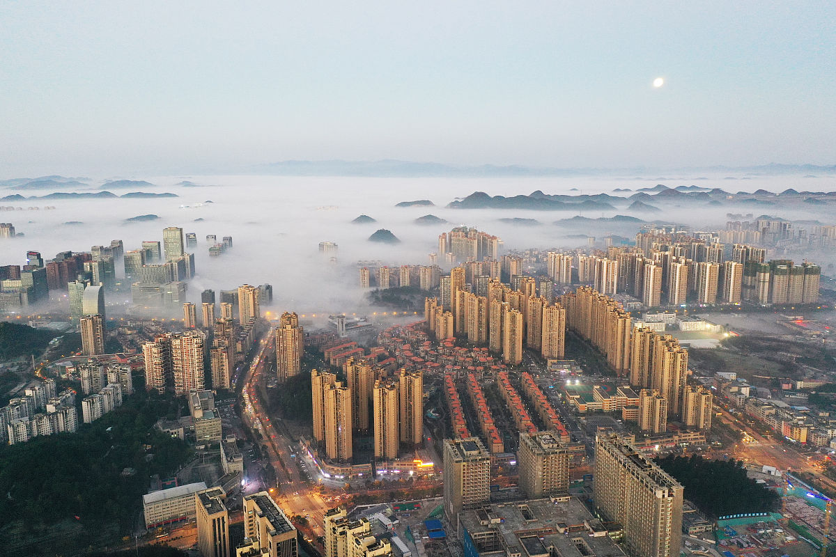 2022年1月18日,贵阳市观山湖区,晨雾盘绕楼房,从高空俯瞰似如仙境.