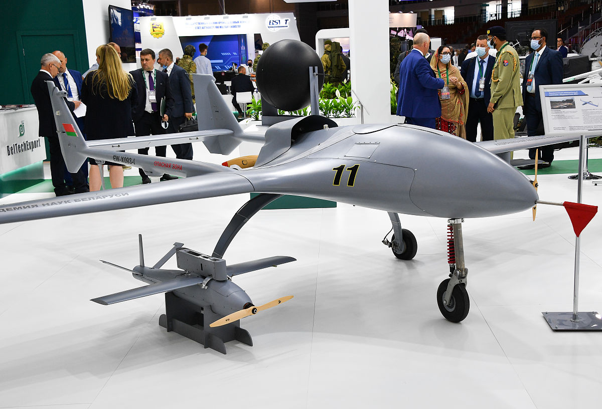 俄罗斯S-70无人机集群：未来战场的利器