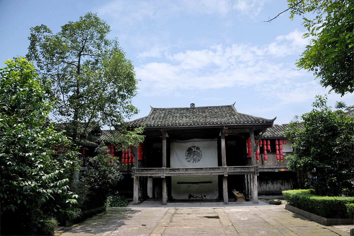 你认为日本动画中，剧情、人物、故事内涵、画面、动画配乐五要素中哪一要素更重要？再评价一部动画作品时应当如何权衡各个要素？