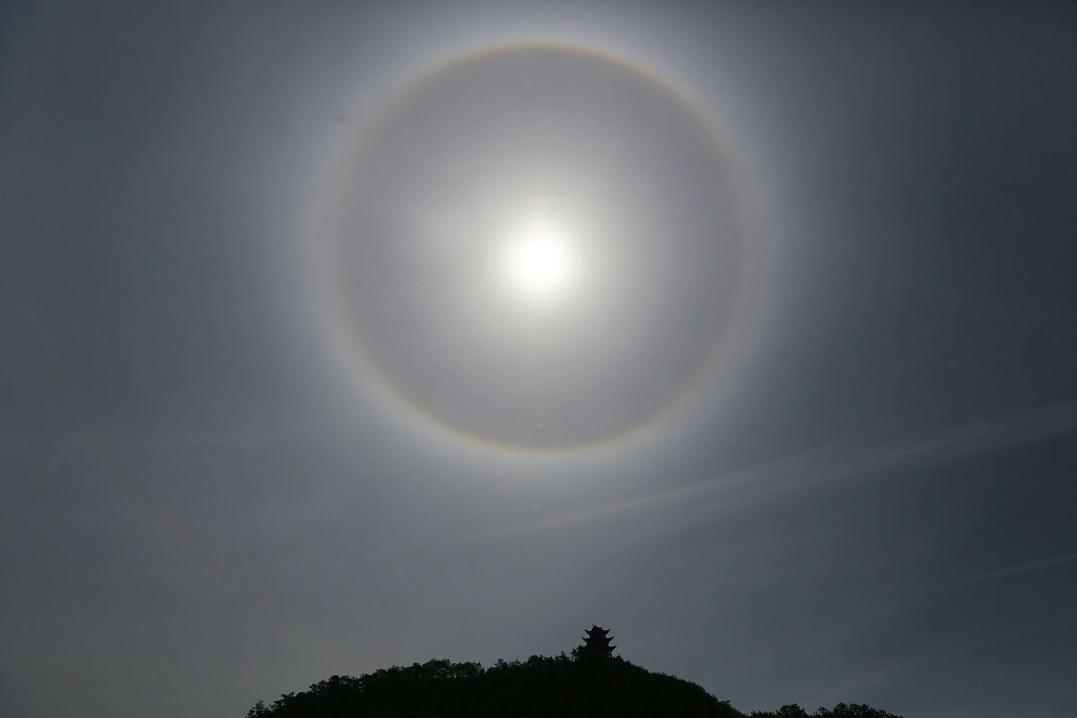 2016年5月4日,安徽省黄山市,天空出现"日晕"景观.