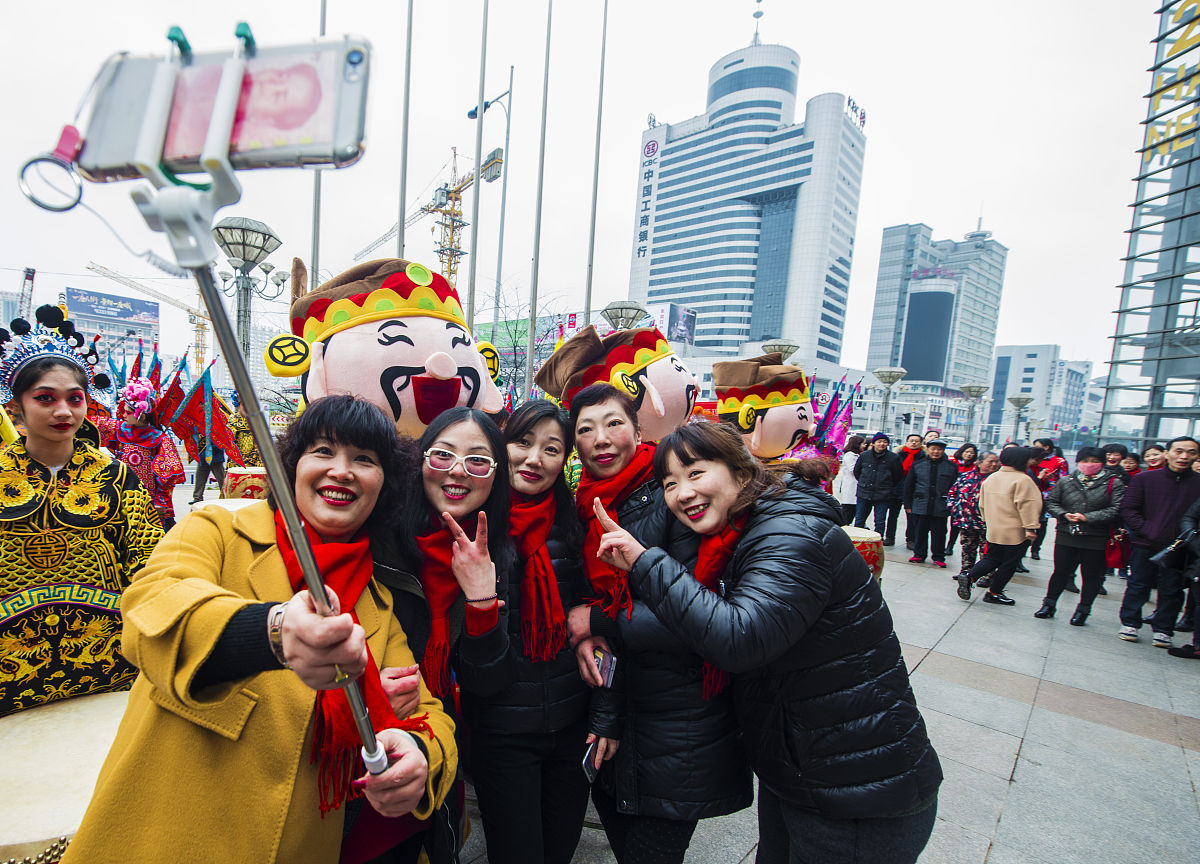 美国纽约中国年文化案例分析研究论文2000字含文献资料摘要自20世纪80年代以来中国文化在美国的影响力日益增强。中国新年已成为美国各地庆祝活动的重要组成部分。而纽约市则是美国的文化中心每年都会举办丰富多彩的中国新年庆祝活动包括花车巡游、舞龙舞狮表演、民间音乐演出等等。本文运用案例研究法对纽约市中国新年庆祝活动进行深入分析旨在探讨其中的文化内涵和交流意义。研究发现纽约市中国新年庆祝活动不仅是一种文化