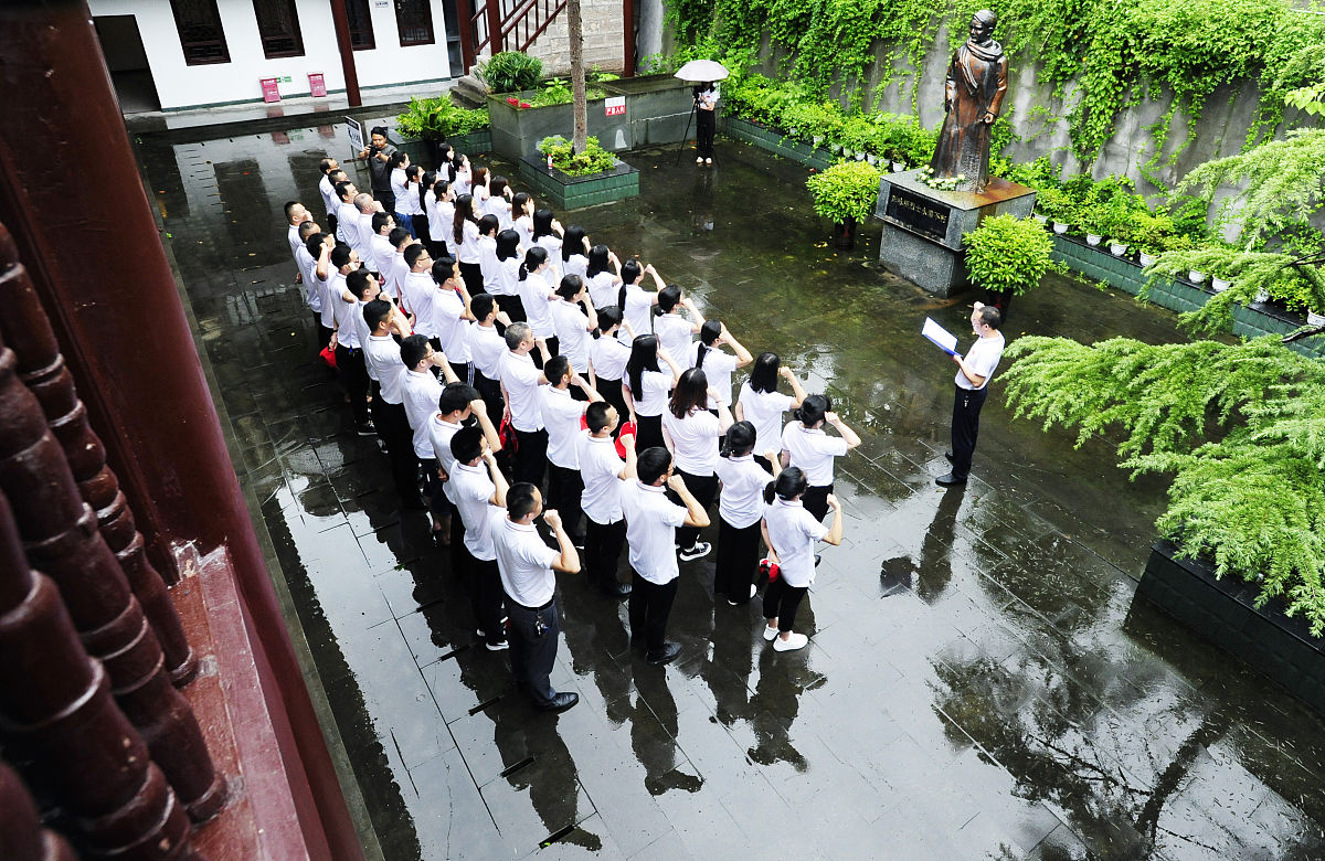 保障学生全面发展的教育体系：一二课堂贯通，多元化培养