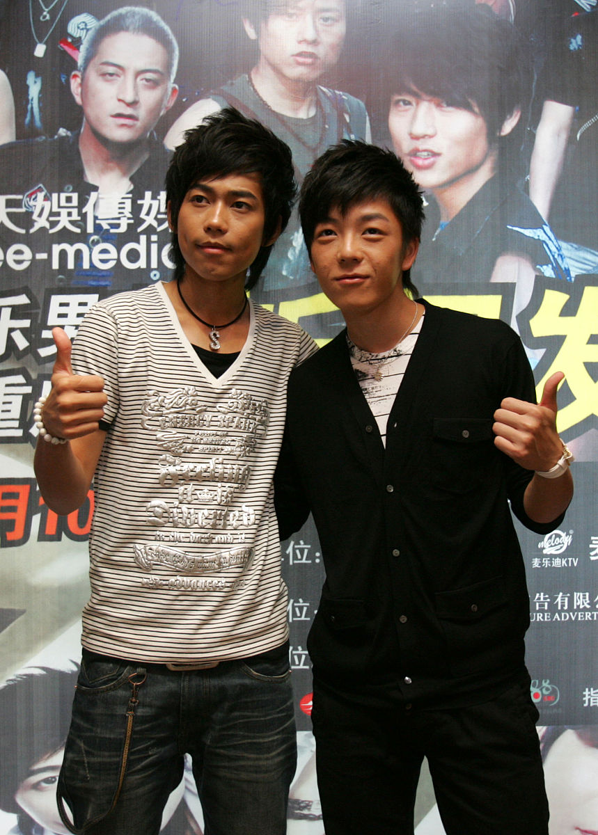 2007年9月10日,重庆,快乐男生苏醒,王栎鑫出席新闻发布会,为即将举行