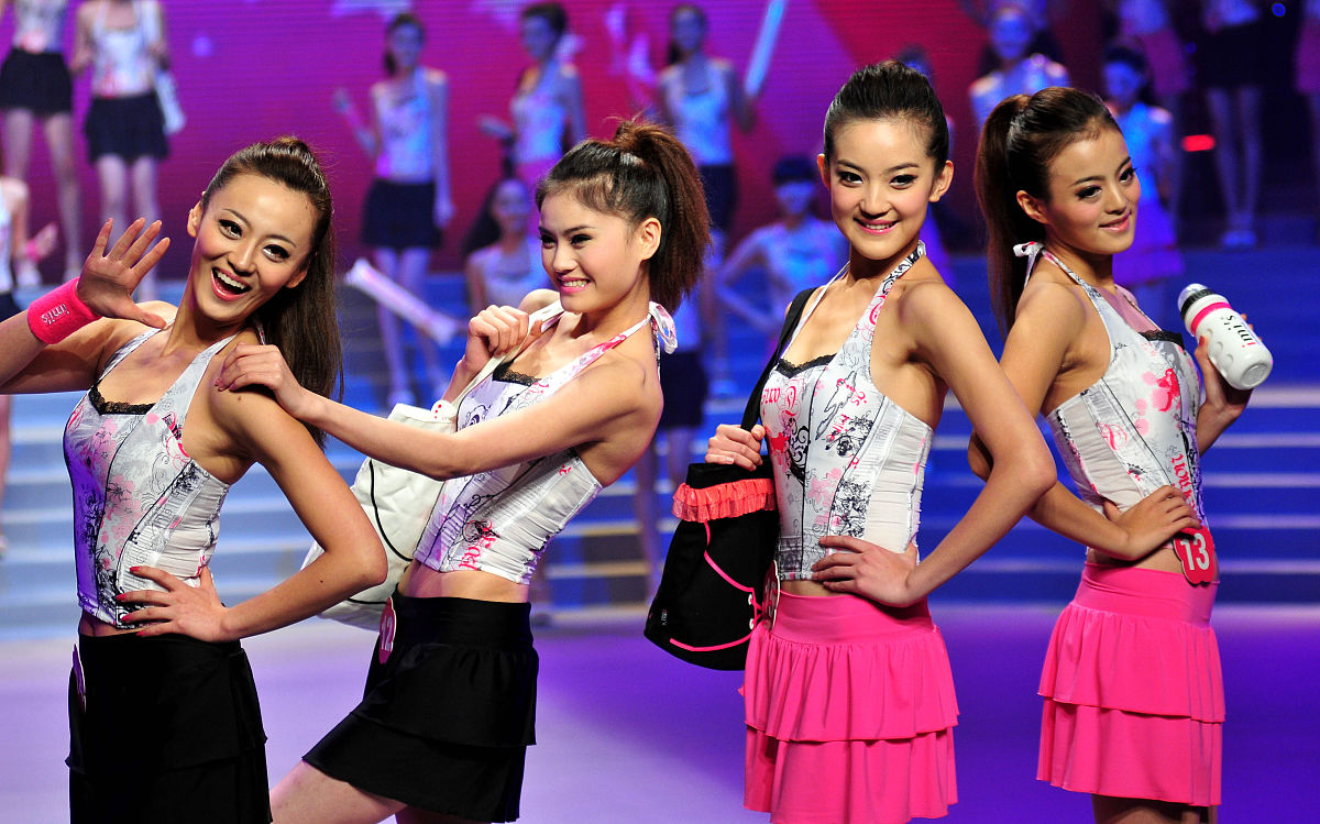 帮我写一段关于《2023年成都市体彩杯艺术体操比赛暨成都市排舞、体育舞蹈、团体操交流赛》的主持人开场白