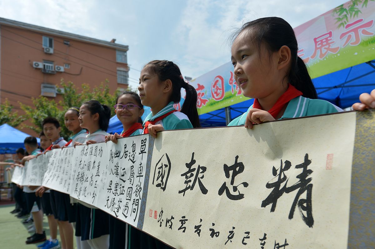 2019年5月25日,在青岛重庆路第三小学师生书法比赛现场,学生们展示书
