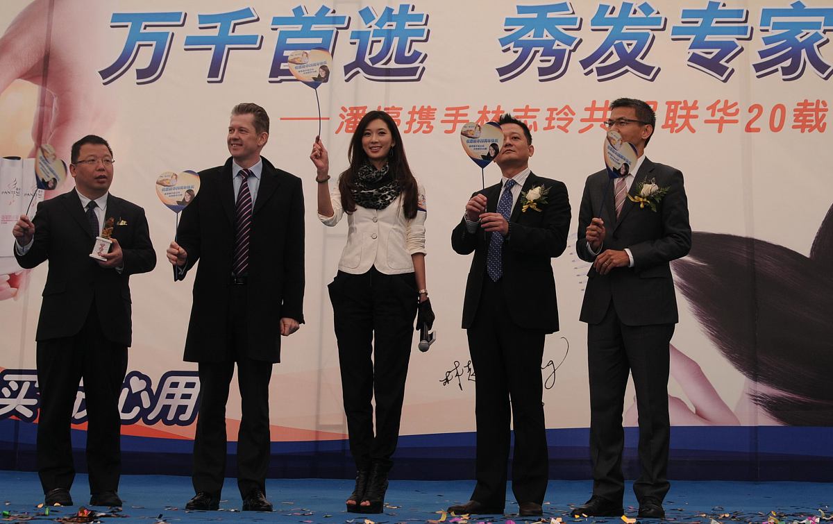 2011年1月15日,林志玲一早来到上海西郊百联购物中心露天广场,为代言