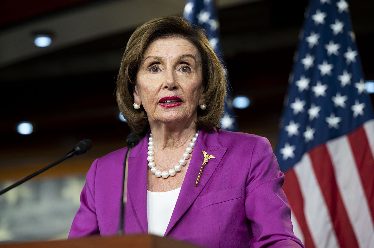 近日2024年美国总统选举民主党籍参选人玛丽安娜·威廉森Marianne Williamson参加节目时被问及相关问题。对于若当选总统将如何回应的提问威廉森反问道：你知道美国在中国周围有多少个军事基地吗？313个！威廉森表示美国在南海搞了那么多事情中国当然会不高兴就像我们不希望他们来古巴一样看看世界其他国家是如何看待这一点的各国都在关注伊拉克和阿富汗……他们是会将中国视作全球安全的更大威胁者还是美