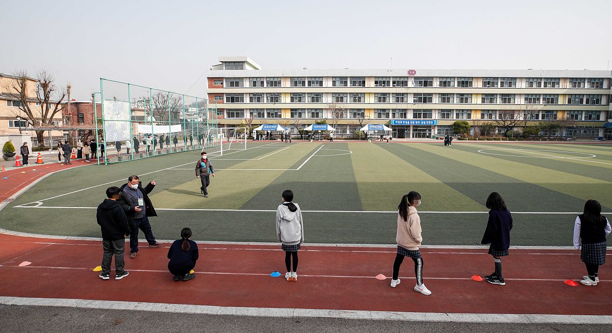 当地时间2022年3月16日,韩国首尔,当地学生在操场排队接受新冠病毒检