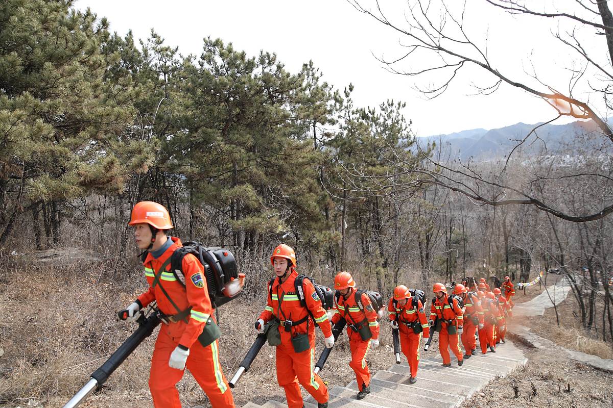 二是积极到村开展森林防火工作。我听从驻村团队的安排积极到所驻村与村干部一起开展巡山、在山口设置关卡、检查入山人员是否携带火源等工作。三是做好防汛工作。请润色一下