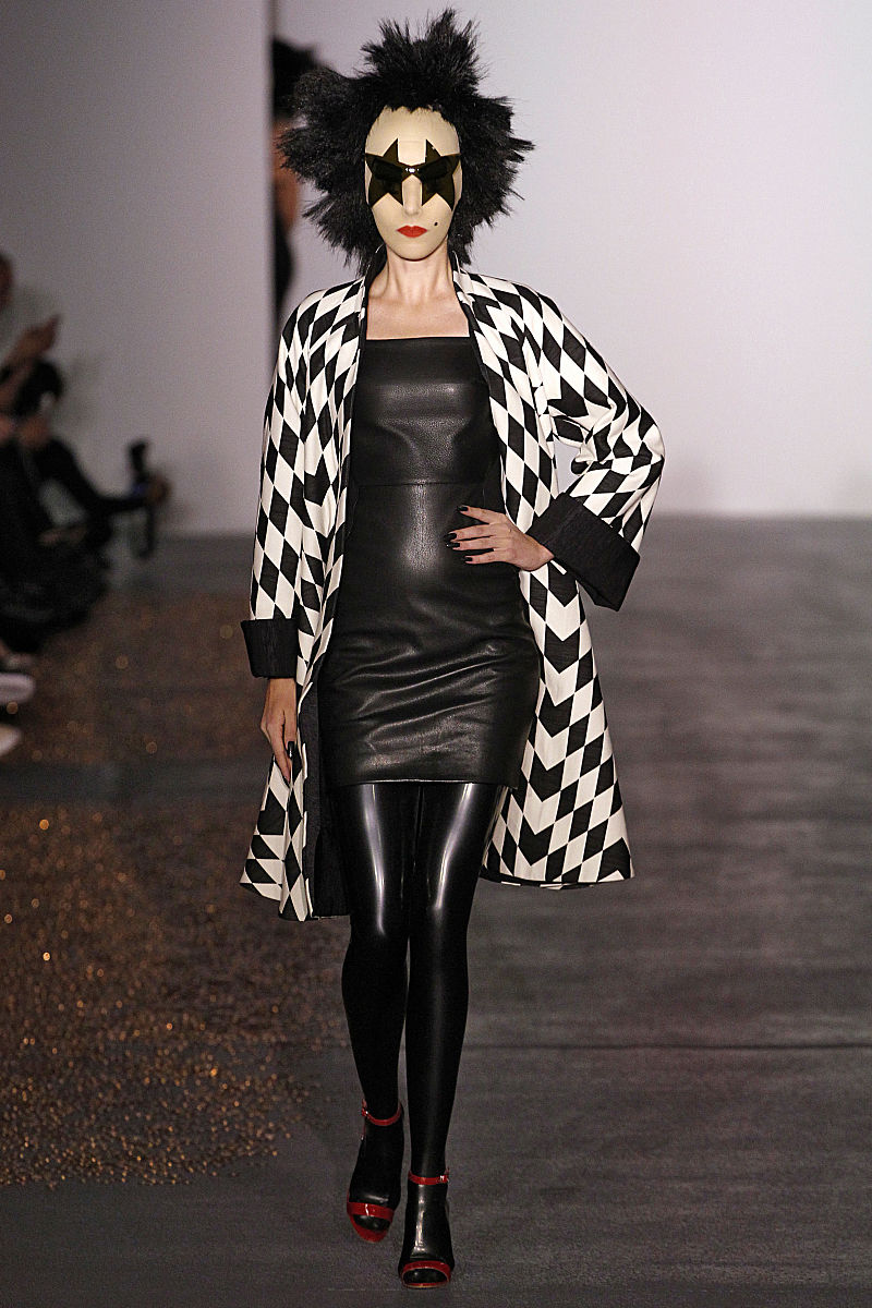 '狭小的天空下'日语翻译：在狭小的天空下，我注视着你